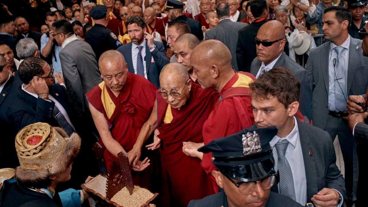 Dalai Lama özel jetiyle ABD’ye gitti: Tedavi görecek